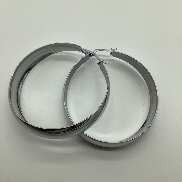 1.5'' Round Chunky Hoop Earrings - Not sure of what they are made of. Reposhed - Picture 4 of 10